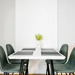 Luxury 1Br Escape - Sleek Modern Design & Upscale