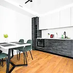 Luxury 1Br Escape - Sleek Modern Design & Upscale