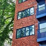 Luxury 1Br Escape - Sleek Modern Design & Upscale