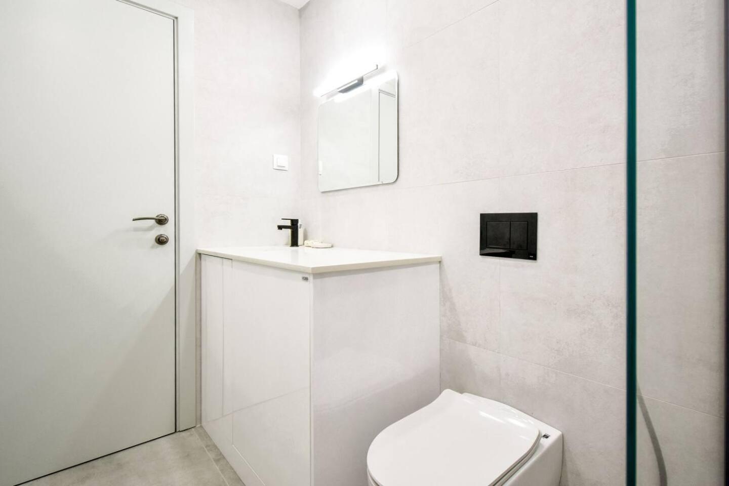 Luxury 1br Escape - Sleek Modern Design & Upscale Apartment *