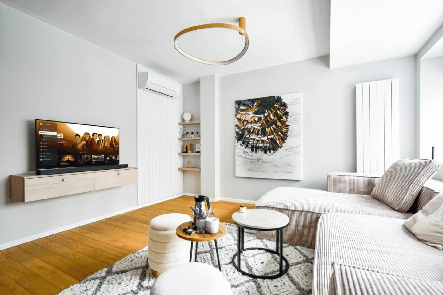 Luxury 1br Escape - Sleek Modern Design & Upscale Apartment